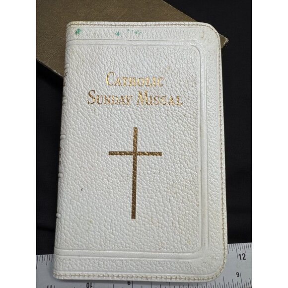 Vintage 1956 Catholic Sunday Missal With Gold Cross & Zipper Closure - Picture 2 of 14
